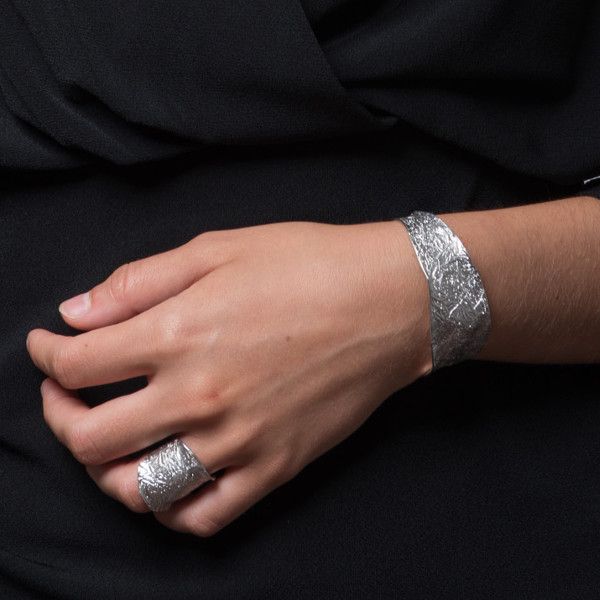 PULSERA RIGIDA RUGOSA DE PLATA