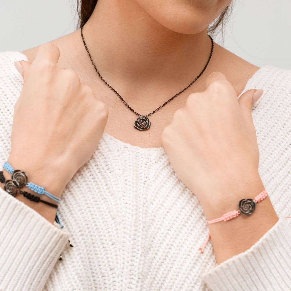 COLGANTE MINI ROSA CON RODIO NEGRO