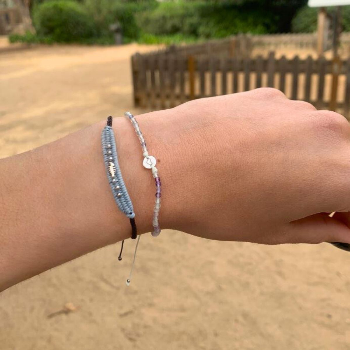 PULSERA LOOM CELESTE CON PEZ DE PLATA