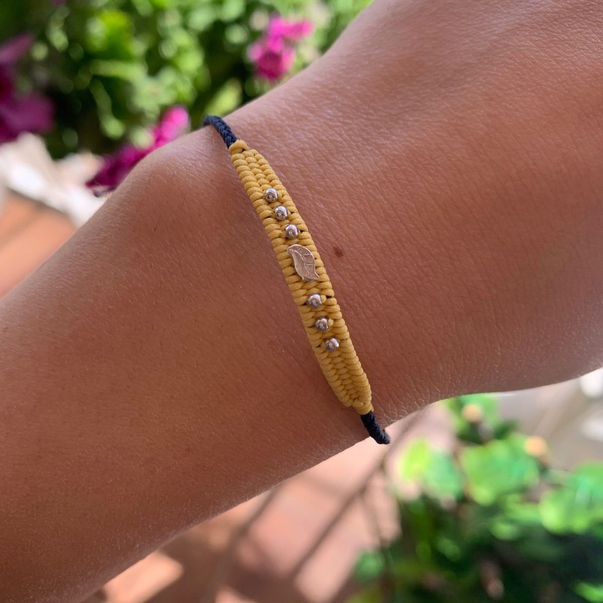 PULSERA LOOM AMARILLO CON HOJA DE PLATA