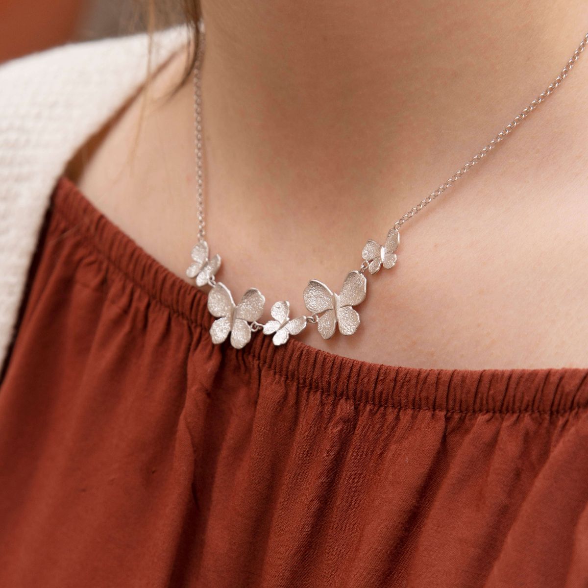COLLAR FLY
